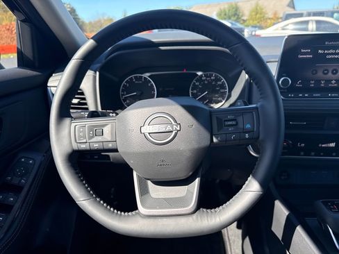 Used 2025 Nissan Rogue SV image 18