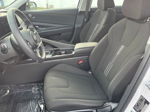 Used 2025 Hyundai Elantra SEL image 37