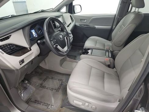Used 2018 Toyota Sienna XLE image 13