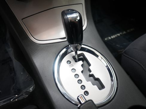 Used 2010 Chrysler Sebring Touring FWD image 17