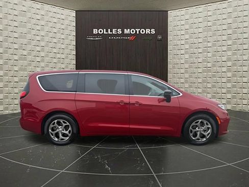 Certified 2024 Chrysler Pacifica Limited FWD image 2