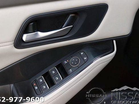 Certified 2024 Nissan Rogue SL FWD image 11