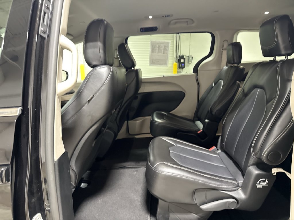 Used 2024 Chrysler Pacifica Touring-L FWD image 22