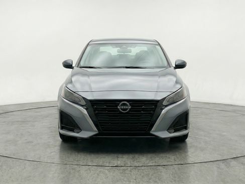 Used 2025 Nissan Altima 2.5 SV FWD image 2