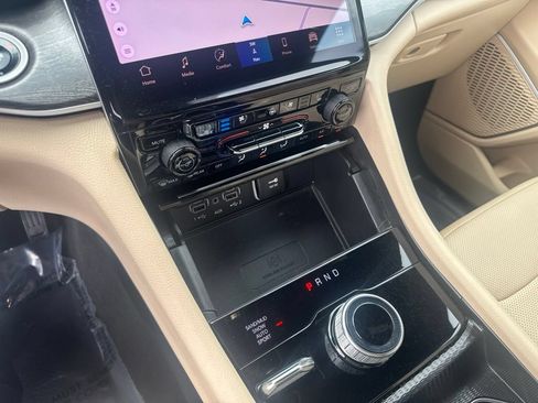Used 2025 Jeep Grand Cherokee L Limited w/ Luxury Tech Group II AWD/4WD image 18