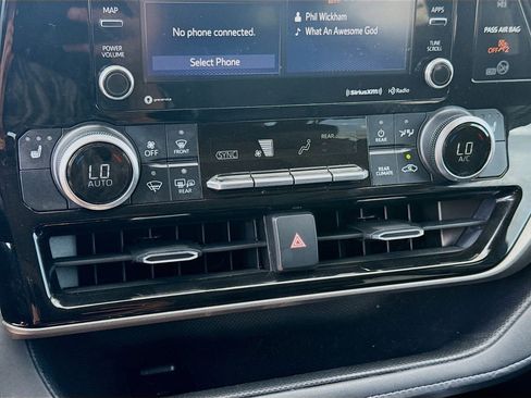 Used 2020 Toyota Highlander XLE image 14