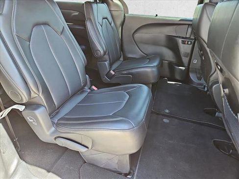 Used 2025 Chrysler Pacifica Select image 19