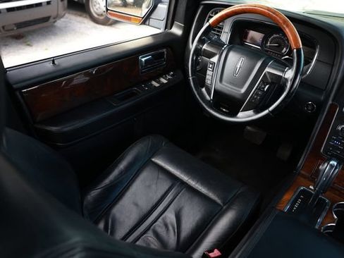 Used 2016 Lincoln Navigator Select RWD image 23