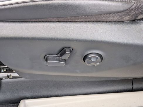 Used 2024 Chrysler Pacifica Limited FWD image 15