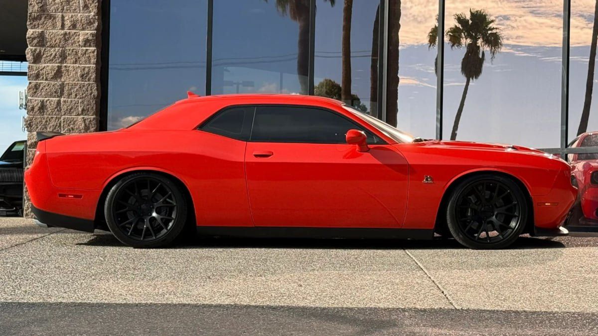 Used 2016 Dodge Challenger R/T Scat Pack w/ Leather Interior Group RWD image 15