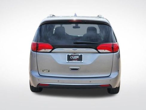 Used 2020 Chrysler Pacifica Touring-L image 13