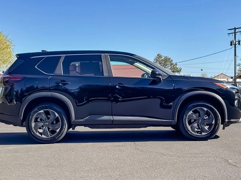Used 2025 Nissan Rogue SV AWD/4WD image 3