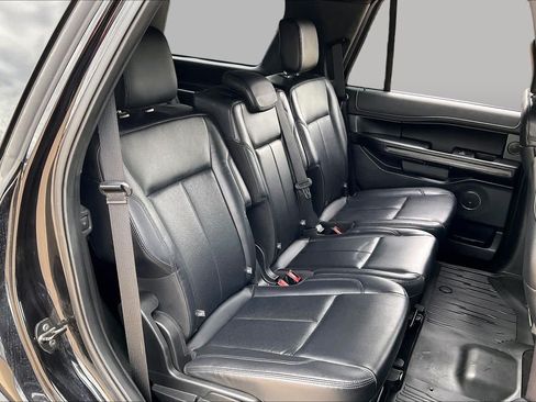 Used 2019 Ford Expedition XLT w/ Equipment Group 202A AWD/4WD image 17