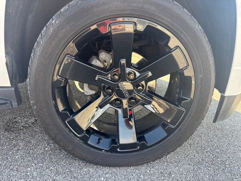 Used 2018 GMC Yukon SLT w/ Premium Edition AWD/4WD image 17