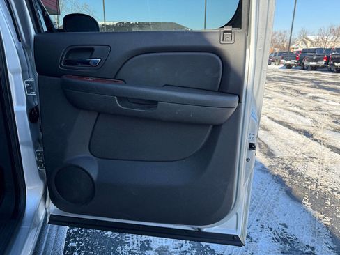 Used 2013 Chevrolet Avalanche LT image 22