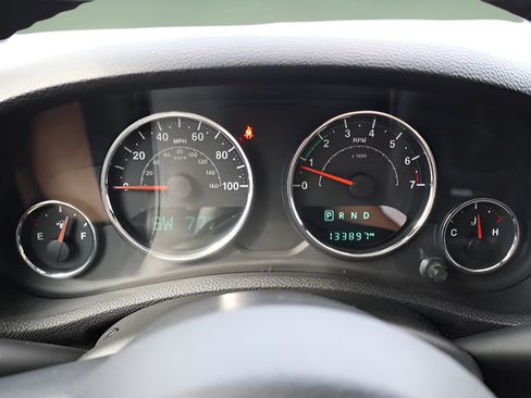 Used 2017 Jeep Wrangler Unlimited Sahara w/ Connectivity Group AWD/4WD image 27