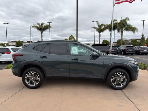 Used 2025 Chevrolet Trax LT FWD image 4