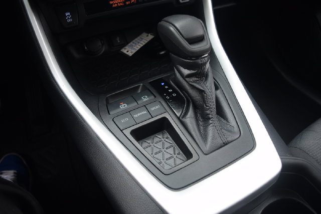 Used 2020 Toyota RAV4 XLE w/ Convenience Package FWD image 12