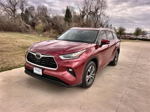 Used 2021 Toyota Highlander XLE image 2