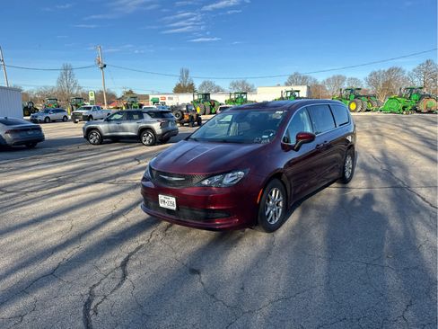 Used 2023 Chrysler Voyager LX image 2