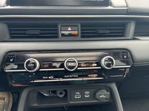 Used 2025 Honda Pilot Touring image 9