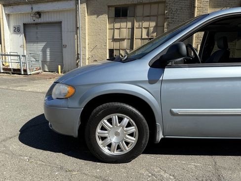 Used 2006 Chrysler Town & Country Touring image 18