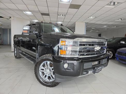 Used 2018 Chevrolet Silverado 2500 High Country w/ Duramax Plus Package image 2