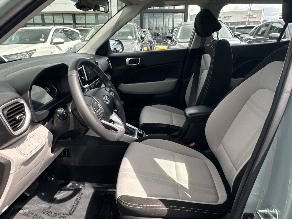 Used 2025 Hyundai Venue SEL FWD image 25