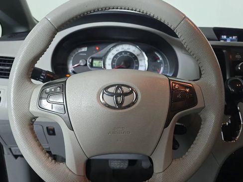 Used 2014 Toyota Sienna SE image 12