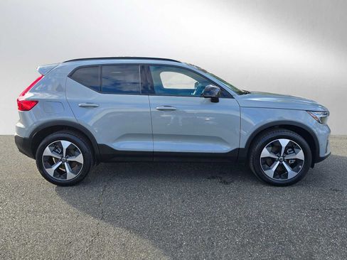 Used 2025 Volvo XC40 B5 Plus image 2