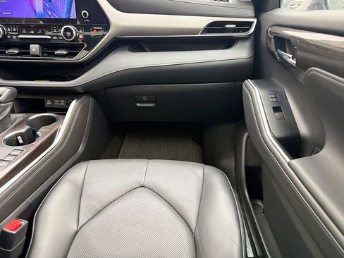 Used 2023 Toyota Highlander Limited image 19