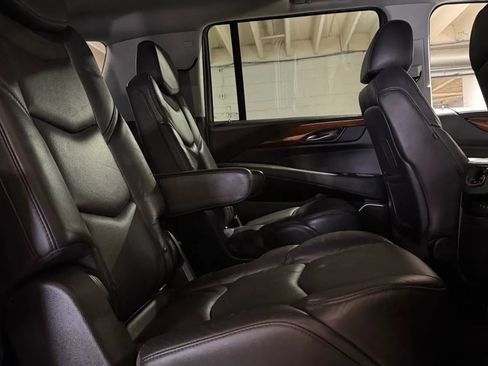 Used 2017 Cadillac Escalade ESV Luxury AWD/4WD image 12