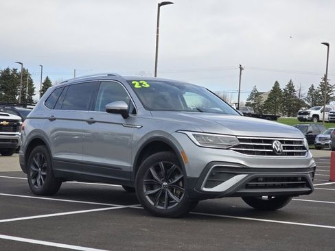 Used 2023 Volkswagen Tiguan SE image 2