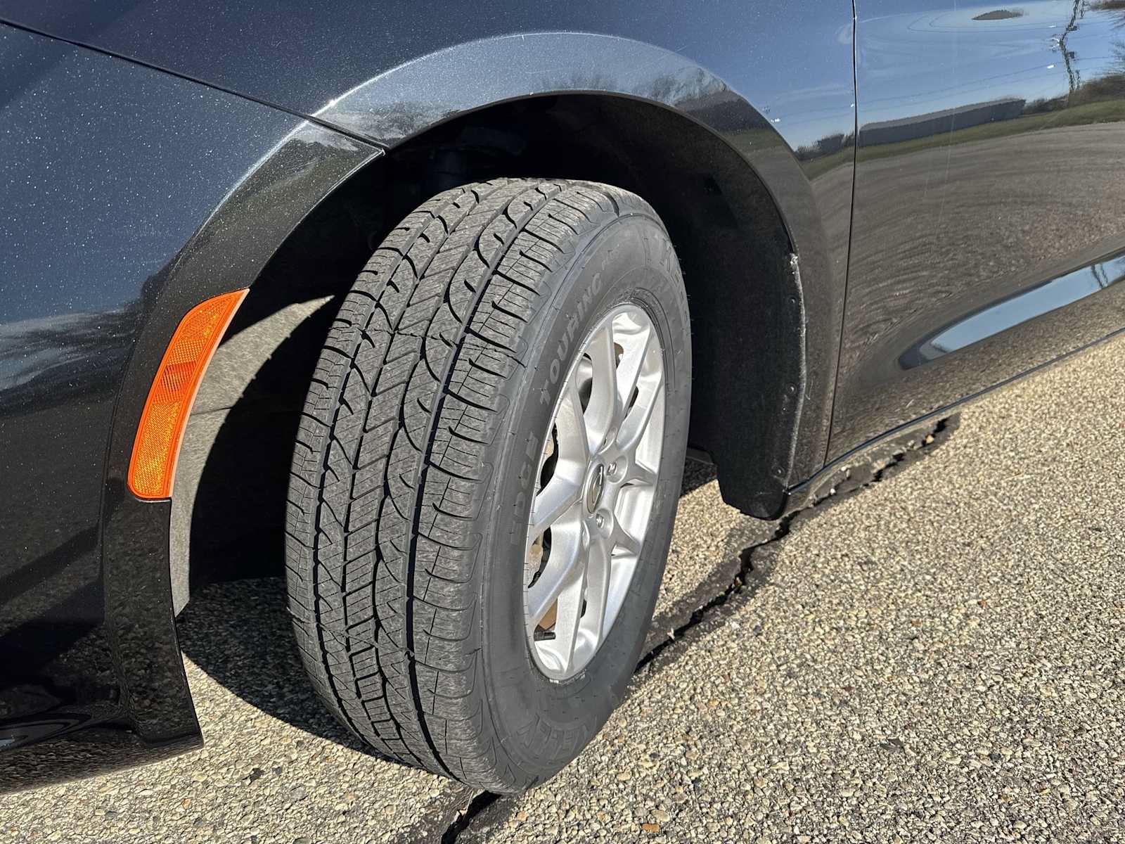 Used 2023 Chrysler Pacifica Touring-L w/ Uconnect Theater Family Group FWD image 4