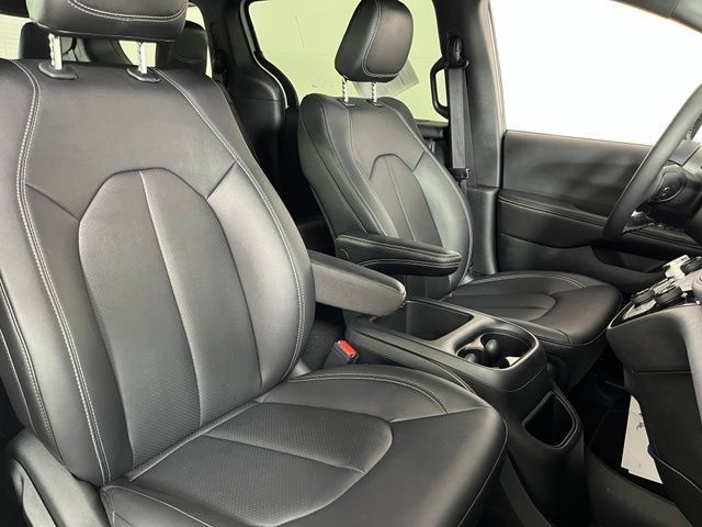 Used 2026 Chrysler Pacifica Select FWD image 42