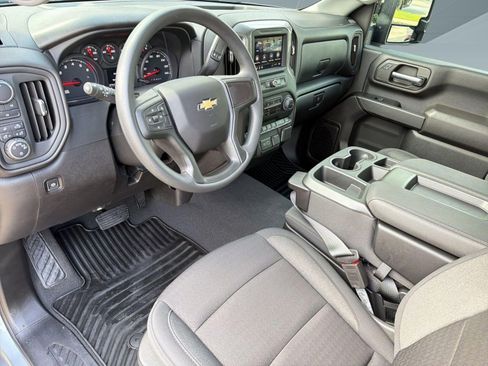 Used 2024 Chevrolet Silverado 2500 Custom w/ Custom Value Package image 4