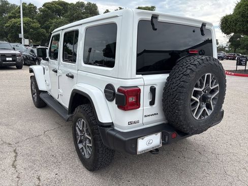 Used 2026 Jeep Wrangler Unlimited Sahara AWD/4WD image 3