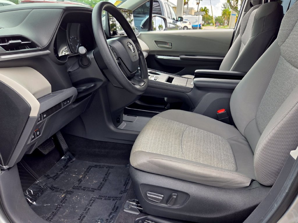 Used 2024 Toyota Sienna LE FWD image 9