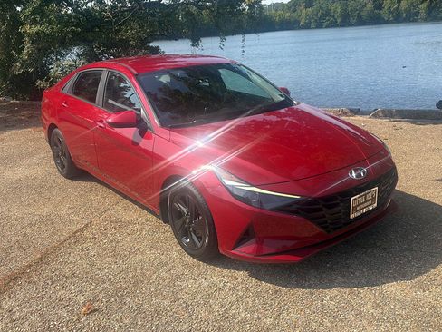Used 2023 Hyundai Elantra SEL FWD image 2