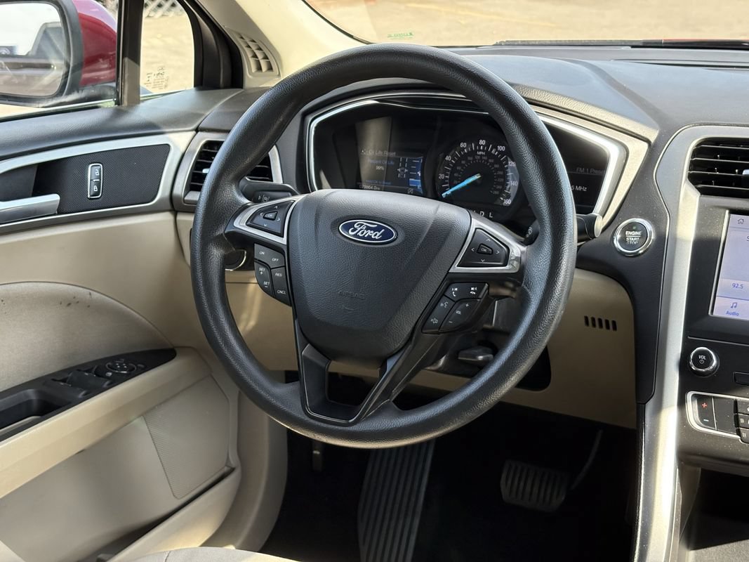 Used 2020 Ford Fusion SE FWD image 12