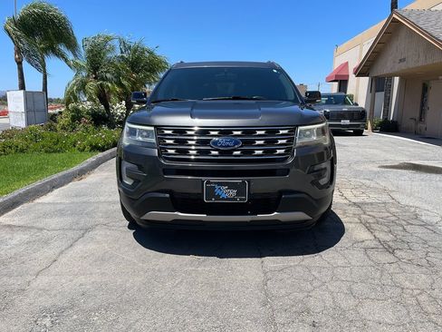 Used 2017 Ford Explorer XLT w/ Equipment Group 201A FWD image 2