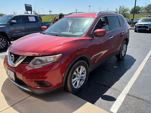 Used 2016 Nissan Rogue SV image 2