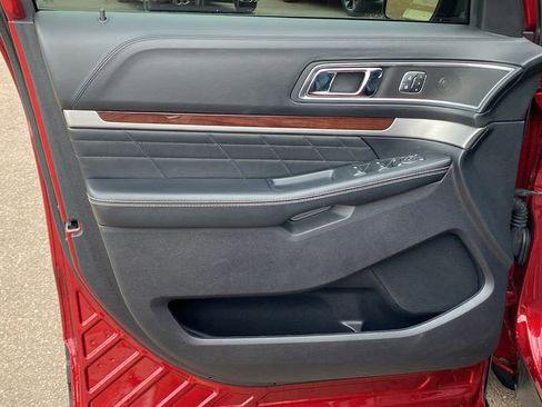 Used 2019 Ford Explorer Platinum image 17