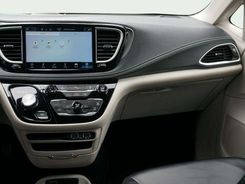Used 2023 Chrysler Pacifica Touring-L FWD image 22