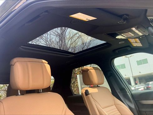 Used 2025 Land Rover Discovery Dynamic SE AWD/4WD image 14