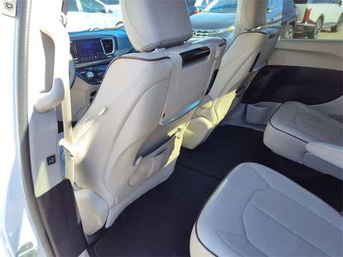 Used 2017 Chrysler Pacifica Limited image 16