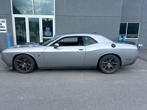 Used 2016 Dodge Challenger R/T Scat Pack RWD image 4