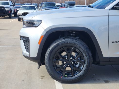 New 2026 Jeep Grand Cherokee Altitude RWD image 5