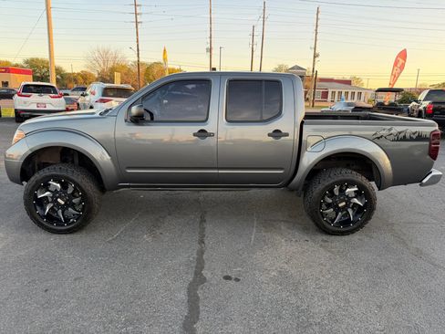 Used 2016 Nissan Frontier SV image 16