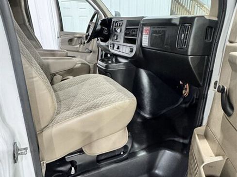 Used 2009 Chevrolet Express 3500 RWD image 17